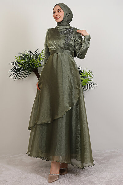 GİYZAMİLA فستان سهرة من الأورجانزا المرصعة باللون الأخضر الزيتي