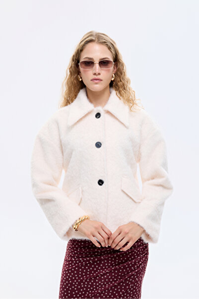 Quzu سترة مخملية بأزرار على شكل ياقة قميص إكرو