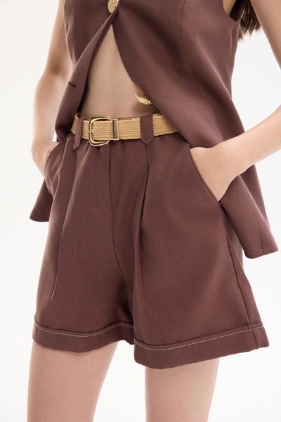 Quzu Hasır Kemer Aksesuarlı Pile Detaylı Mini Şort Kahverengi