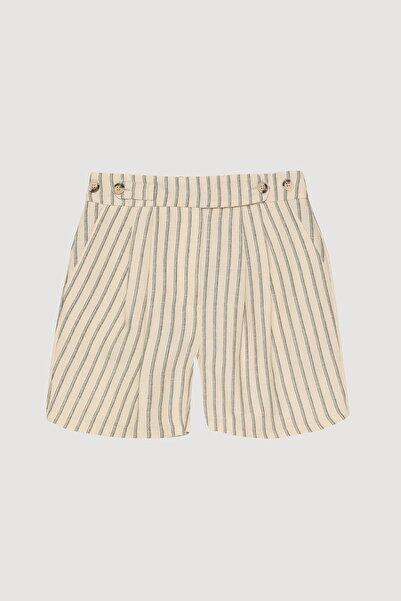 Quzu Mini pantaloni scurți din in dungi cu detaliu de ciorapi Bej