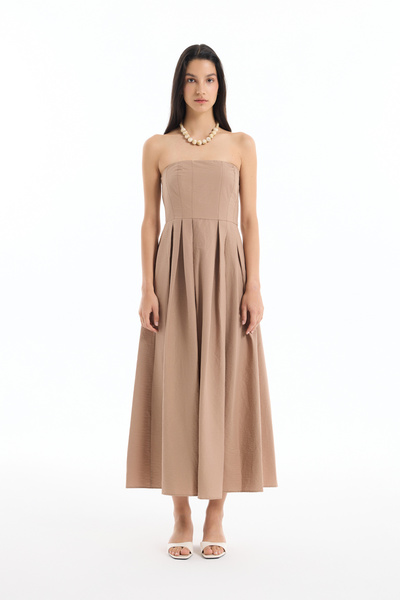 Quzu Μακρύ φόρεμα με στράπλες πτυχές καφέ