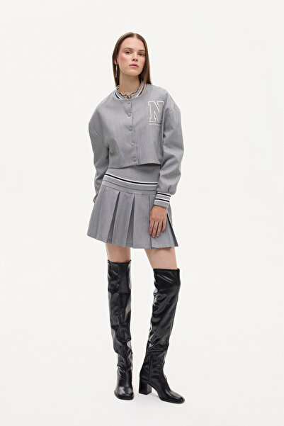 Quzu Κοντό μπουφάν Bomber με κεντημένο γράμμα ριμπ γκρι