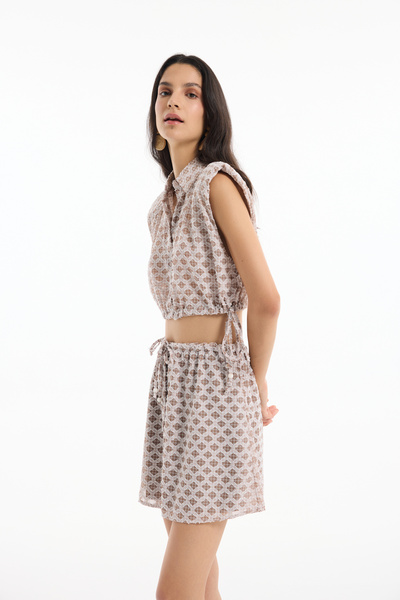 Quzu Önden Düğmeli Beli Lastikli Dokulu Mini Etek Kahverengi