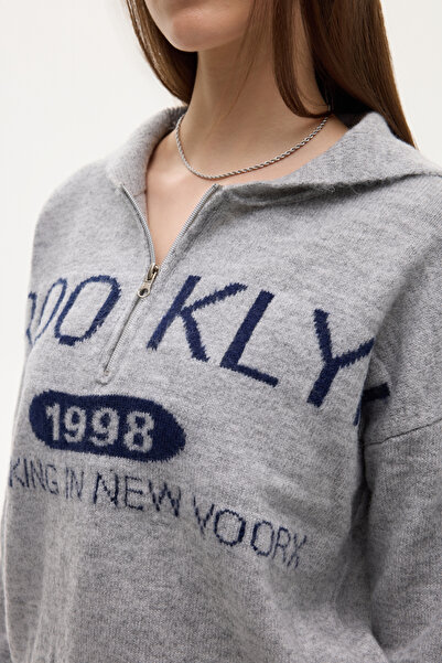 Quzu Πλεκτό πουλόβερ με μισό φερμουάρ Brooklyn Written Γκρι
