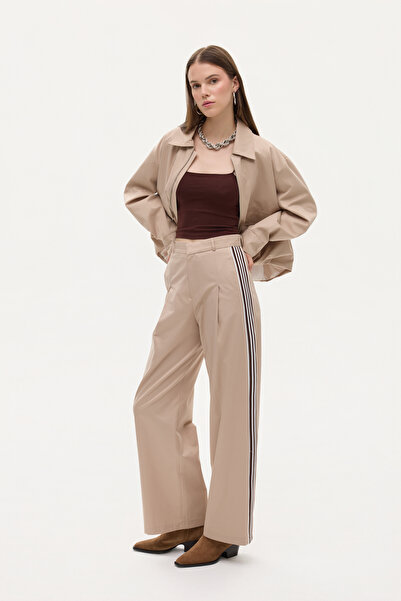 Quzu Şerit Detaylı Pileli Yüksek Bel Bol Paça Pantolon Bej