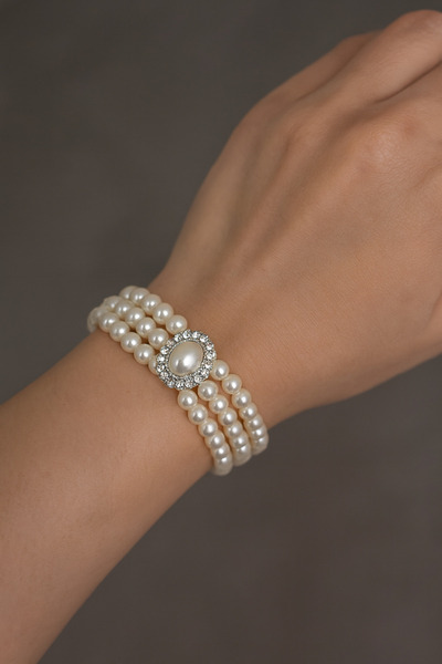 LIVOSH سوار من الفضة مع بروش من اللؤلؤ والحجر