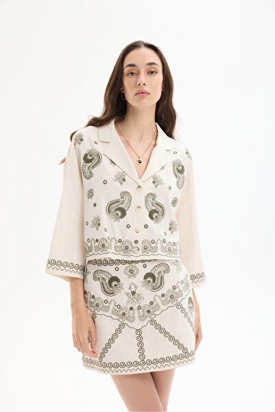 Quzu قميص كتان مزين بنمط مطرز ورقبة على شكل حرف V طبيعي