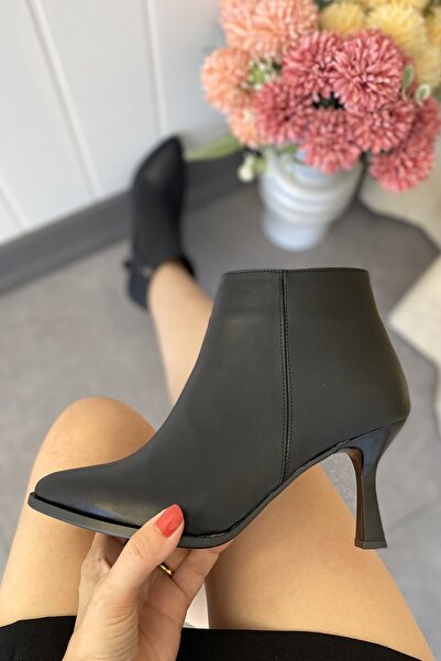 Tamdabu Ayakkabı SİYAH SİVRİ BURUN 8 CM İNCE TOPUKLU KADIN BOT TMD202501