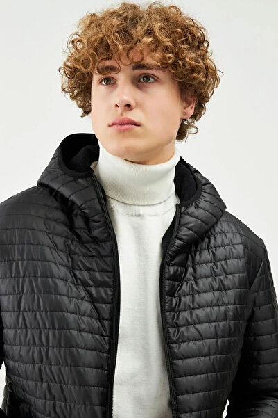 D1fference Pánský chlupatý zimní černý kabát s kapucí a bundou s kapucí