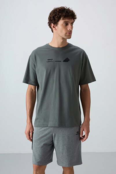 TOMMY LIFE Ανδρικό μπλουζάκι από χακί βαμβακερό χοντρό μαλακό ανάγλυφο με στάμπα μεγάλου μεγέθους - 88330