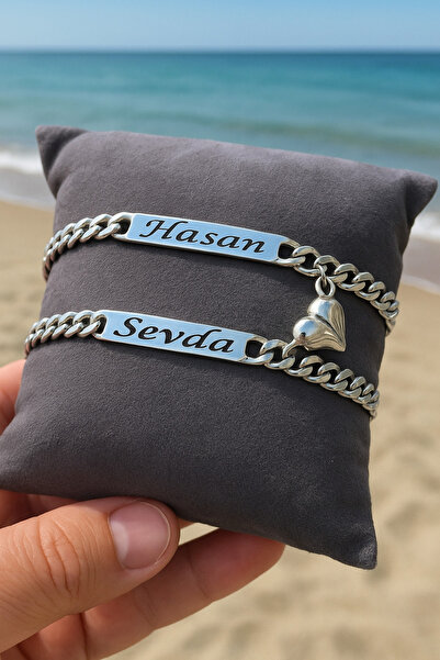 Takı Dükkanı 2 Adet Kişiye Özel İsim Yazılı Mıknatıslı Kalpli Unisex Çelik Bi...