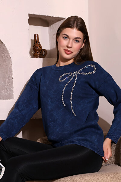 MILANOFOX سترة تريكو باللون الأزرق الداكن مع تفاصيل حجرية على شكل فيونكة - تص...