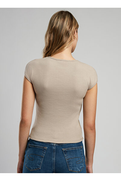 Lee Cooper Γυναικείο μπλουζάκι με λαιμόκοψη σε μπεζ χρώμα 252 LCF 242015 ROSA BEIGE