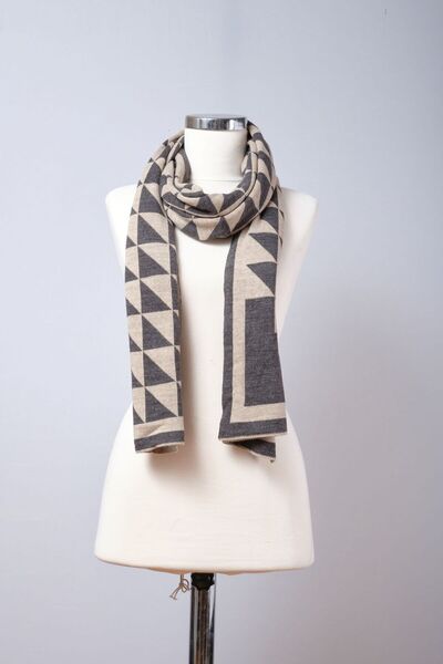 Butik Трикотажний шарф - з трикутним візерунком