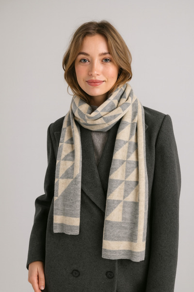 Butik Трикотажний шарф - з трикутним візерунком