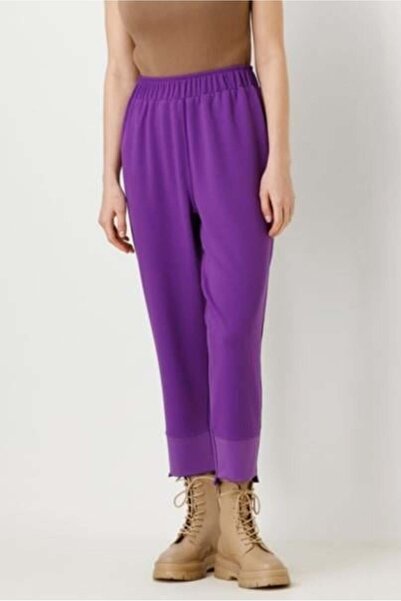 Ghisa Elastic Trousers with Leg Model