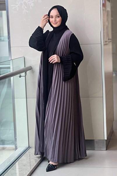 Ghisa Satin Pleated Full Length Cap