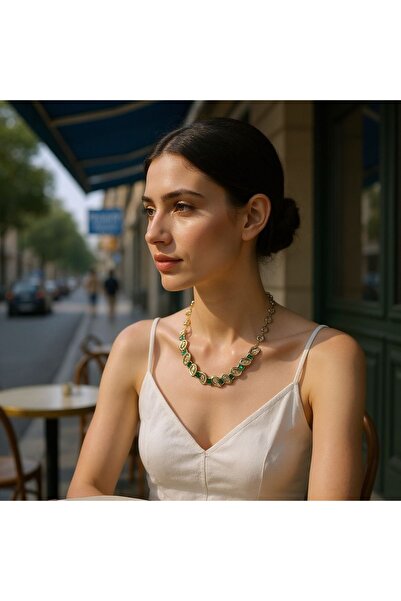 BuradaBuldun قلادة مربعة الشكل من الحجر الأخضر على شكل قطرة