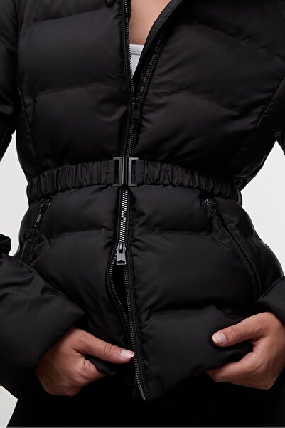 Stradivarius Kemerli ve kapüşonlu şişme mont