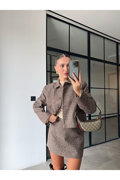 BB Bensu Buyruk SET JACHETĂ CĂPTUȘITĂ MARO CU FUSTĂ MINI