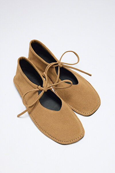 LUTVELIZADE Babet 2524 - Bağcıklı Küt Taba Süet Kadın Babet