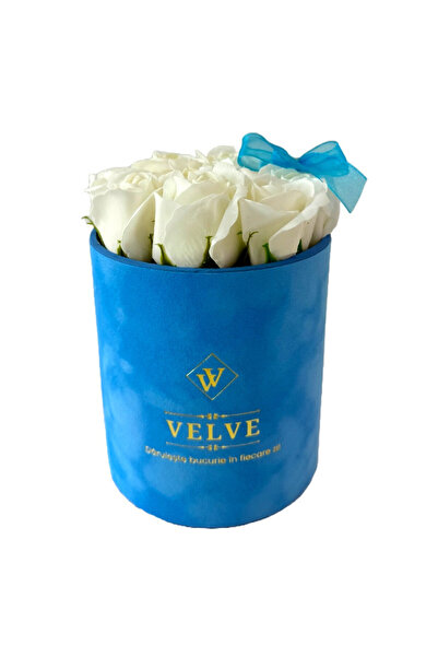 velve Σύνθεση λουλουδιών VLV, με 9 τριαντάφυλλα σαπούνι, σε μπλε βελούδινο κο...