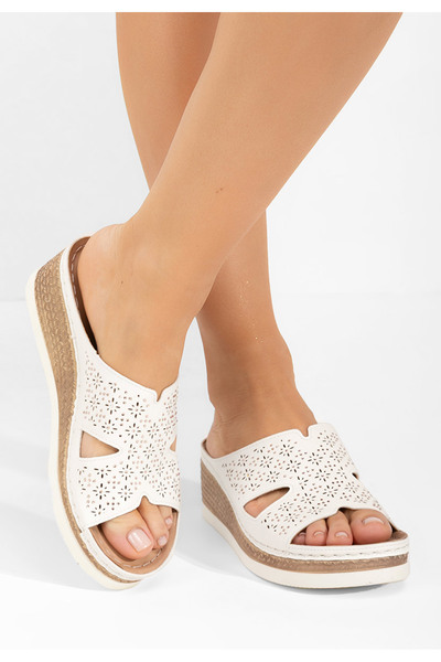 B T Shoes Bílé pantofle na klínku Larue