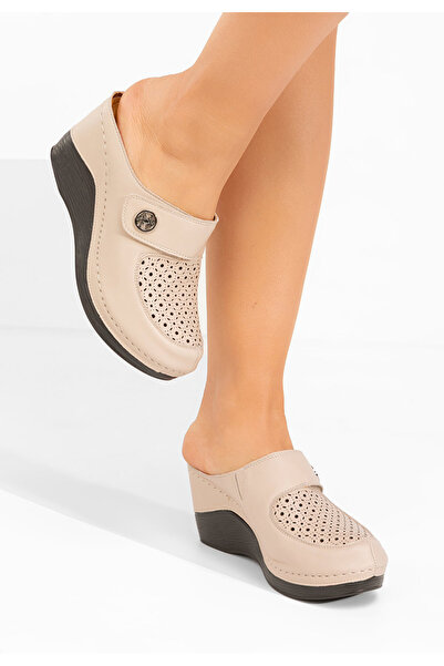 B T Shoes Camelové dámské dřeváky Jerya