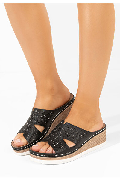 B T Shoes Černé pantofle na klínku Larue