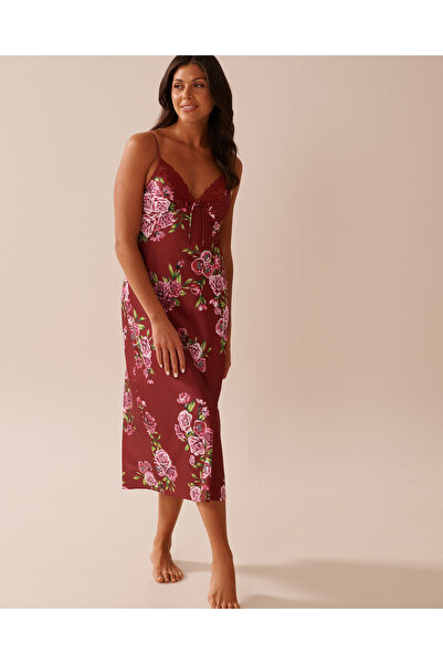 La Vie en Rose قميص نوم طويل من الساتان بطبعة الورد وحواف من الدانتيل