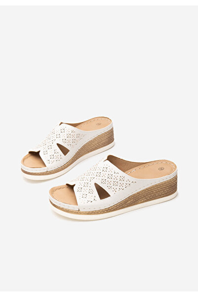 B T Shoes Bílé pantofle na klínku Larue