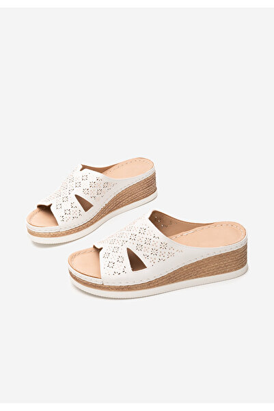 B T Shoes Bílé pantofle na platformě Soffia