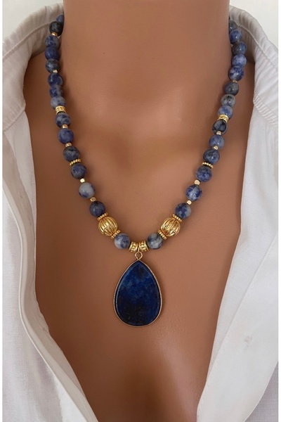 TARZ-I TAKI DOĞAL TAŞ Mavi Sodalit Taşı ve Altın Kaplamalı Taş Kolye Ucu Kadın Kolye Anne Sevgili Özel Hediye
