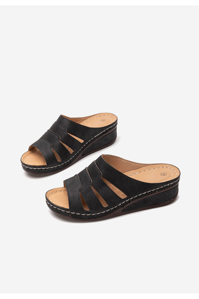 B T Shoes Černé pantofle na klínku Deneen