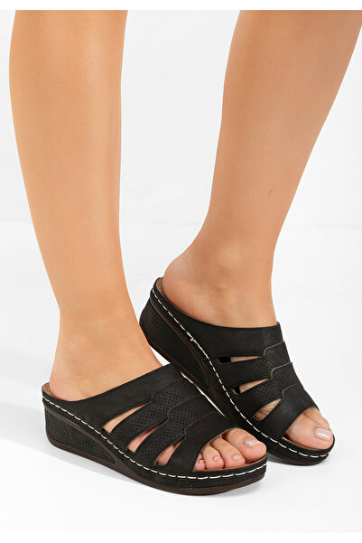 B T Shoes Černé pantofle na klínku Deneen