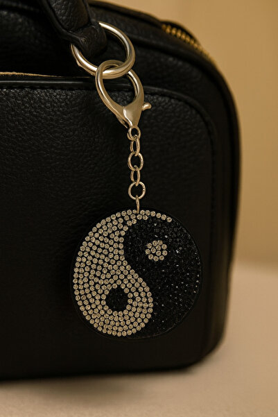 MD Moda Accessories سلسلة مفاتيح يين يانغ باللونين الأسود والأبيض مع أحجار كريمة