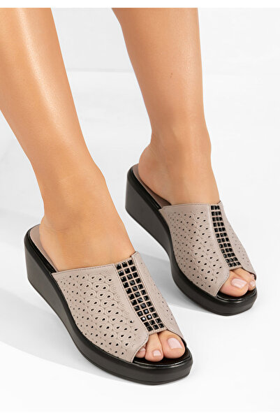 B T Shoes Béžové pantofle na klínku Zoia