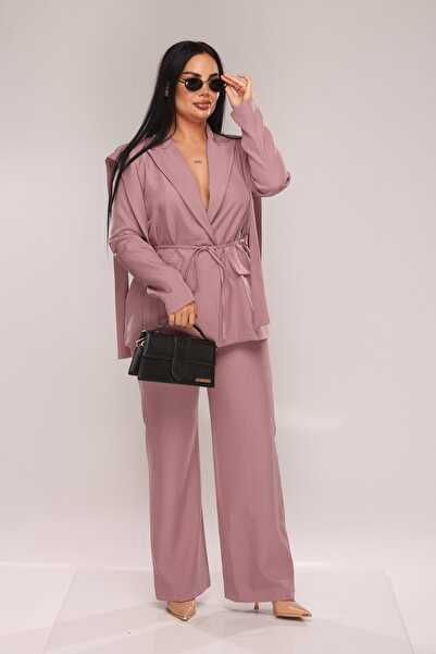 Pretty Women's office suit Trend