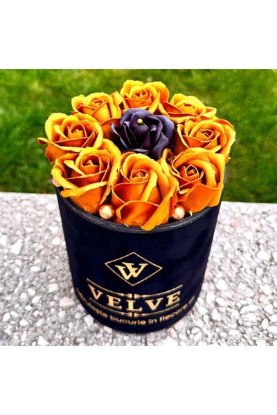 velve Aranjament floral VLV, 9 trandafiri de sapun si detalii cu perle, in cu...