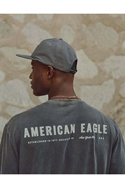 AMERICAN EAGLE تي شيرت بشعار AE