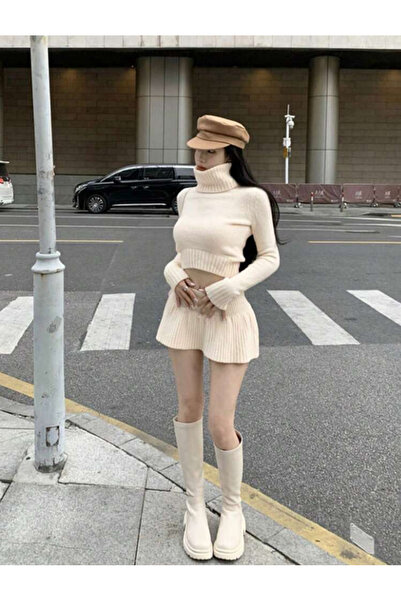 La Saade Winter Vanillia Glow Set-Cream Color Turtleneck Crop Knitwear Sweate...