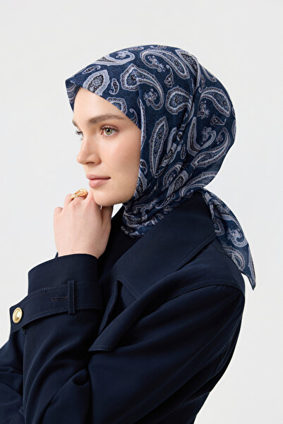 Qef وشاح قطني بلون النيلي الخالد