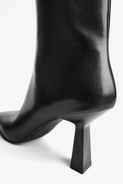 Bershka Kare burunlu kısa sivri topuklu bot