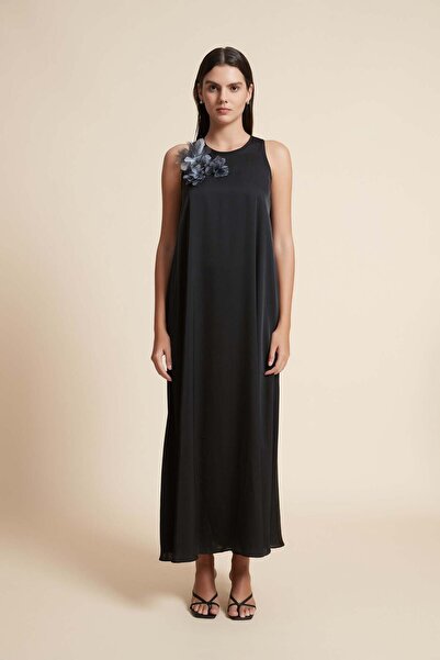 Yola Sleeveless Midi Dress with Round Neck and Floral Detail