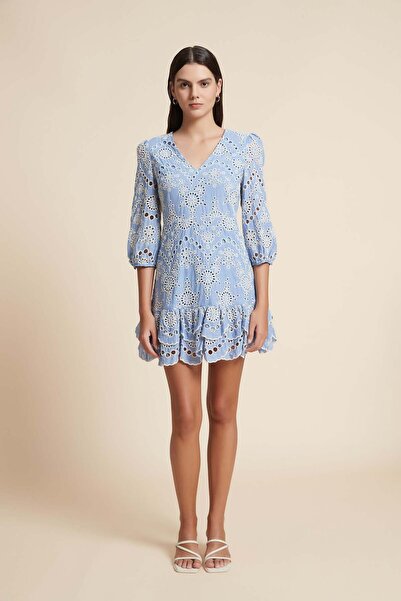 Yola فستان مطرز بأكمام قصيرة ورقبة على شكل حرف V