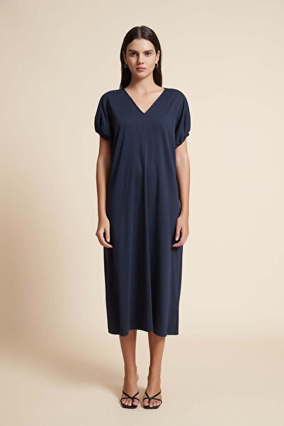 Yola فستان ميدي سادة بفتحة رقبة على شكل حرف V وأكمام نصفية