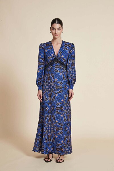 Yola فستان طويل بأكمام طويلة واسعة ورقبة على شكل حرف V