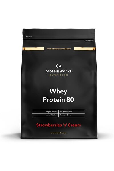 THE PROTEIN WORKS بروتين مصل اللبن 80 ميلك شيك بروتين منخفض السعرات الحرارية، ميلك شيك بروتين مصل اللبن 14 حصة بنكهة الفراولة والكريمة - 500 غرام