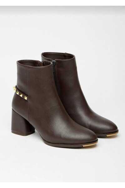 OCHRE حذاء بني اللون بتفاصيل مسمارية ذهبية وكعب عريض عصري - أنيق