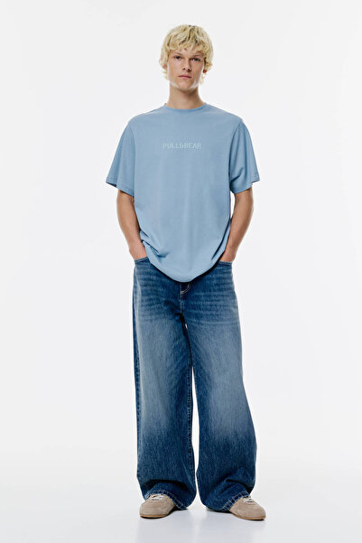 Pull & Bear تي شيرت بقصّة عادية وشعار